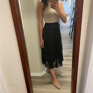 Black pleated midi skirt with elastic waistband